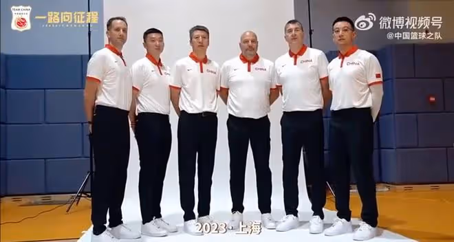 中國男籃拍全家福!周琦C位與王哲林秀恩愛,郭艾倫被吳前豎兔耳朵