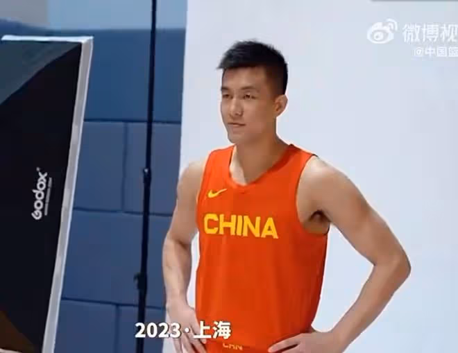中國男籃拍全家福!周琦C位與王哲林秀恩愛,郭艾倫被吳前豎兔耳朵