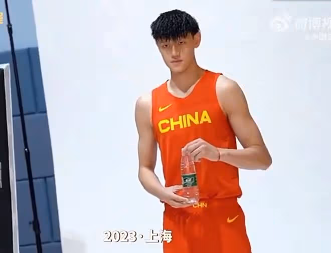 中國男籃拍全家福!周琦C位與王哲林秀恩愛,郭艾倫被吳前豎兔耳朵