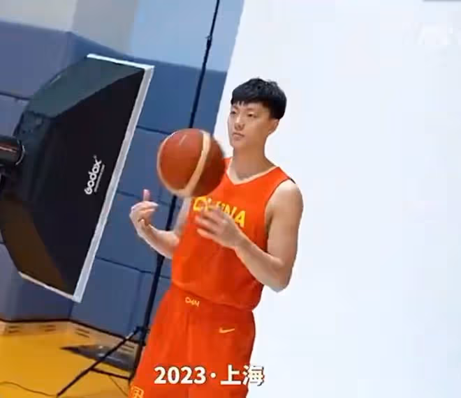 中國男籃拍全家福!周琦C位與王哲林秀恩愛,郭艾倫被吳前豎兔耳朵
