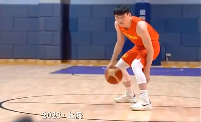 中國男籃拍全家福!周琦C位與王哲林秀恩愛,郭艾倫被吳前豎兔耳朵