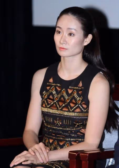 2015年「王小蒙」不顧趙本山反對，堅持嫁一位億萬富翁。趙本山氣憤說：任何人都不能參加她婚禮。果不其然「不聽老人言吃虧在眼前。」