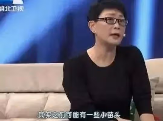 2004年，李金斗對楊蕾說：妹妹，沒希望了。我算是見著什麼叫走火入魔，這個人的心走了。楊蕾情緒崩潰：他們怎麼能這樣，差著輩兒呢！
