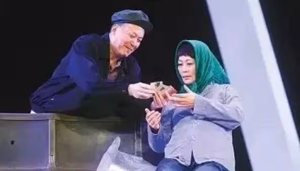 2004年,李金斗對楊蕾說:妹妹,沒希望了。我算是見著什麼叫走火入魔,這個人的心走了。楊蕾情緒崩潰:他們怎麼能這樣,差著輩兒呢!