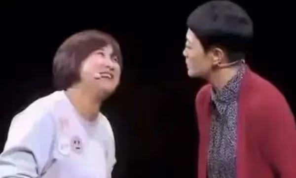 2004年,李金斗對楊蕾說:妹妹,沒希望了。我算是見著什麼叫走火入魔,這個人的心走了。楊蕾情緒崩潰:他們怎麼能這樣,差著輩兒呢!