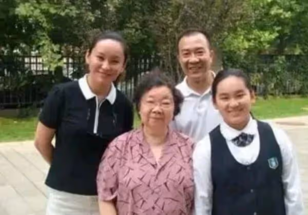 2004年,李金斗對楊蕾說:妹妹,沒希望了。我算是見著什麼叫走火入魔,這個人的心走了。楊蕾情緒崩潰:他們怎麼能這樣,差著輩兒呢!