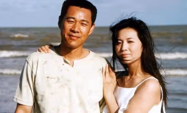 那年，張豐毅離婚後，就和年輕漂亮的霍凡走到了一起。有一次，在張豐毅回家開燈之前，霍凡閃電般地直接脫下了張豐毅的衣服。