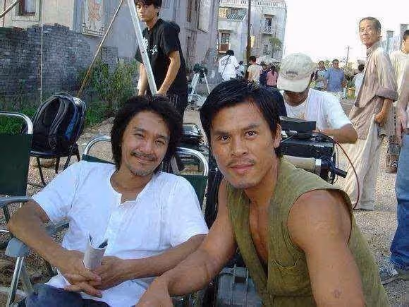 2007，葉偉信拍《導火線》釋行宇片酬50萬，甄子丹、古天樂片酬都260萬。釋行宇不滿吐槽：我武功那麼好，怎麼比他們少那麼多錢呢
