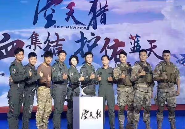 17年，李晨導演首部作品《空天獵》上映，當時女朋友冰冰零片酬出演為男友助威。誰知，馮小剛開腔炮轟：不是每人都當導演，滾出娛樂圈吧