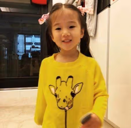 嫁豪門3年生3胎!40歲名模隋棠罕曬三孩,二女兒完美繼承美貌,小兒子卻長相出奇