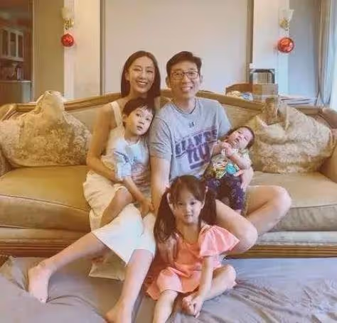 嫁豪門3年生3胎!40歲名模隋棠罕曬三孩,二女兒完美繼承美貌,小兒子卻長相出奇