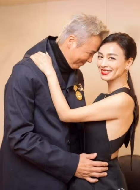還相信什麼「凍齡女神」？50歲張庭把妝哭花，看到素顏狀態，網友：不敢認