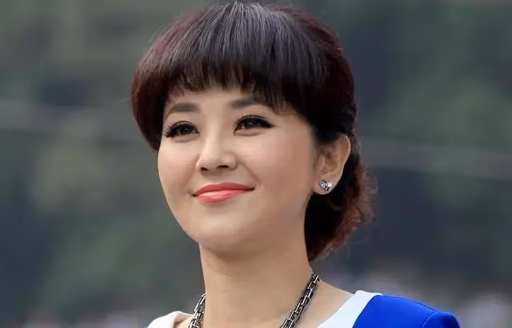 央視主持人方瓊：閃婚嫁大8歲副台長，是我這輩子最有智慧的決定
