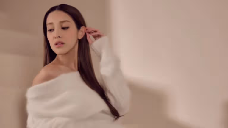 鄭嘉穎老婆產後一月復工，穿一字肩毛衣裙骨瘦如柴，不像三娃辣媽