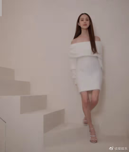 鄭嘉穎老婆產後一月復工，穿一字肩毛衣裙骨瘦如柴，不像三娃辣媽