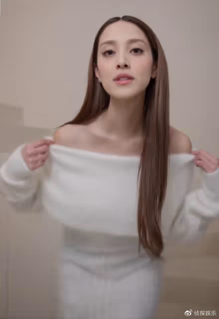 鄭嘉穎老婆產後一月復工，穿一字肩毛衣裙骨瘦如柴，不像三娃辣媽