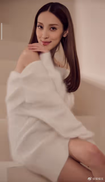 鄭嘉穎老婆產後一月復工，穿一字肩毛衣裙骨瘦如柴，不像三娃辣媽