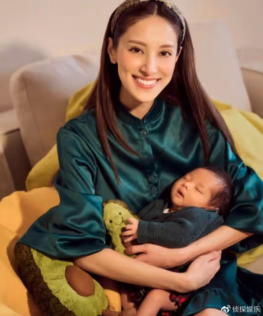 鄭嘉穎老婆產後一月復工,穿一字肩毛衣裙骨瘦如柴,不像三娃辣媽