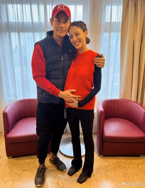 鄭嘉穎老婆產後一月復工,穿一字肩毛衣裙骨瘦如柴,不像三娃辣媽
