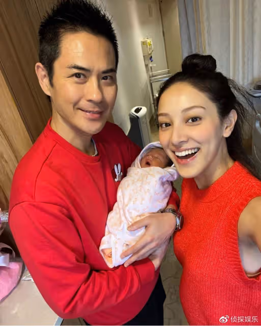 鄭嘉穎老婆產後一月復工,穿一字肩毛衣裙骨瘦如柴,不像三娃辣媽