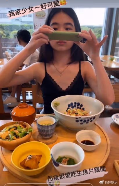 曹格女兒曬近照,12歲Grace著露腰裝造型超酷,穿衣打扮好成熟