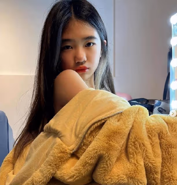 曹格女兒曬近照，12歲Grace著露腰裝造型超酷，穿衣打扮好成熟