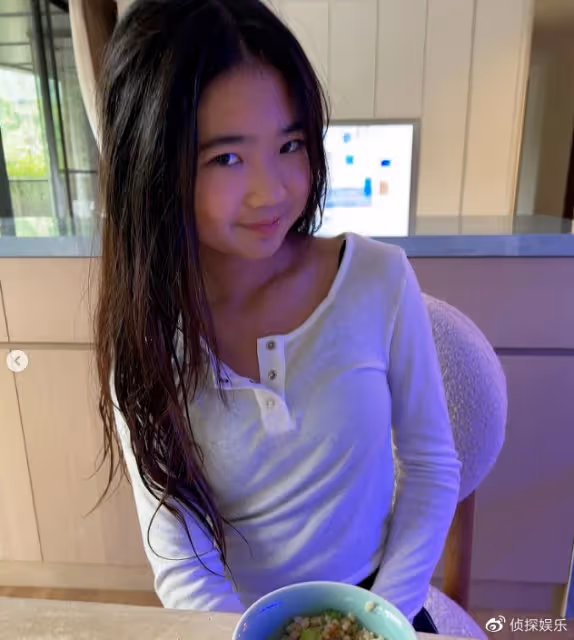 曹格女兒曬近照，12歲Grace著露腰裝造型超酷，穿衣打扮好成熟