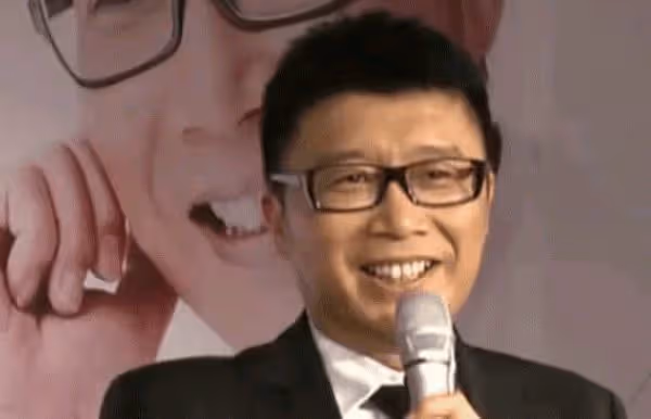 2011年，龐龍和劉德華同一天開演唱會，助理勸他取消，他卻說：我和劉德華最大區別，就是我上過音樂大學他沒有，他就是個藝能班的！