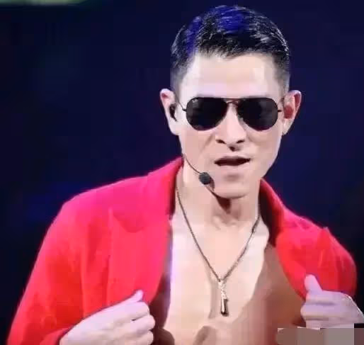 2011年,龐龍和劉德華同一天開演唱會,助理勸他取消,他卻說:我和劉德華最大區別,就是我上過音樂大學他沒有,他就是個藝能班的!