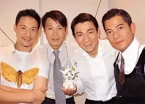 2011年,龐龍和劉德華同一天開演唱會,助理勸他取消,他卻說:我和劉德華最大區別,就是我上過音樂大學他沒有,他就是個藝能班的!