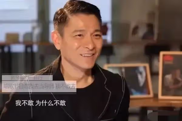 2011年,龐龍和劉德華同一天開演唱會,助理勸他取消,他卻說:我和劉德華最大區別,就是我上過音樂大學他沒有,他就是個藝能班的!