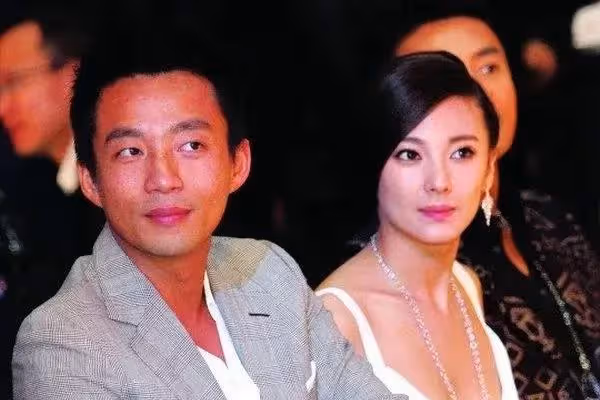 35歲張雨綺現身國外,帶著小鮮肉和孩子度假,4人合體穿親子裝