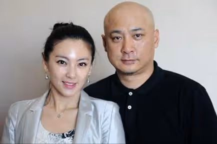 35歲張雨綺現身國外,帶著小鮮肉和孩子度假,4人合體穿親子裝