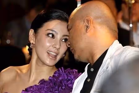 35歲張雨綺現身國外,帶著小鮮肉和孩子度假,4人合體穿親子裝