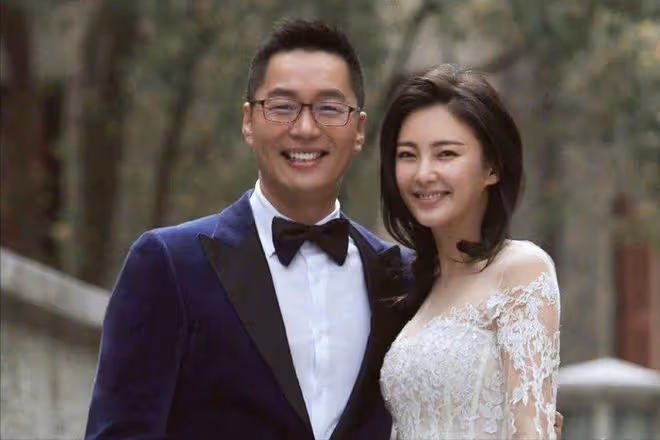 35歲張雨綺現身國外,帶著小鮮肉和孩子度假,4人合體穿親子裝