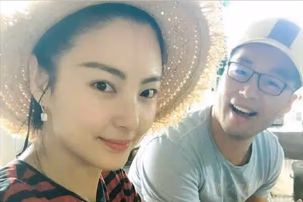 35歲張雨綺現身國外,帶著小鮮肉和孩子度假,4人合體穿親子裝
