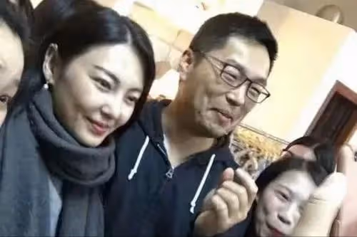 35歲張雨綺現身國外,帶著小鮮肉和孩子度假,4人合體穿親子裝