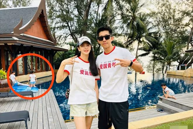 35歲張雨綺現身國外,帶著小鮮肉和孩子度假,4人合體穿親子裝