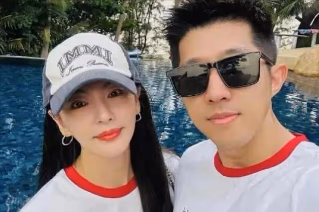 35歲張雨綺現身國外,帶著小鮮肉和孩子度假,4人合體穿親子裝
