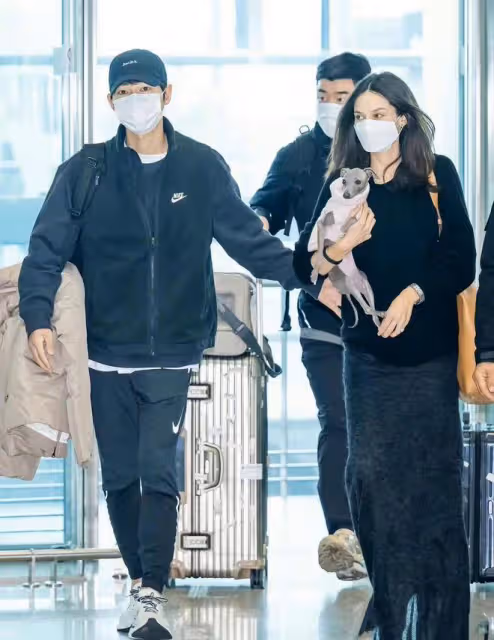 宋仲基與孕妻現身機場,手戴大鑽戒形影不離,多位保鏢跟隨成人牆