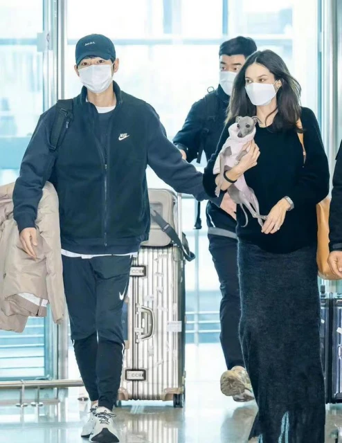 宋仲基與孕妻現身機場,手戴大鑽戒形影不離,多位保鏢跟隨成人牆