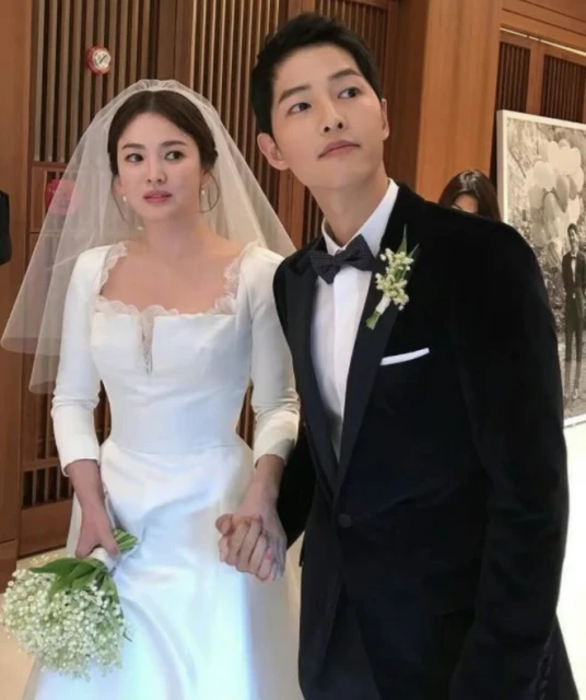 宋仲基與孕妻現身機場,手戴大鑽戒形影不離,多位保鏢跟隨成人牆