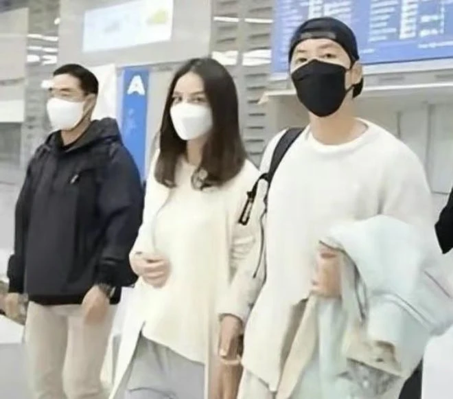 宋仲基與孕妻現身機場,手戴大鑽戒形影不離,多位保鏢跟隨成人牆