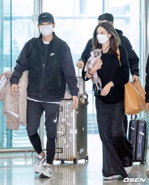 宋仲基帶老婆Katy出國拍戲，Katy孕肚明顯緊貼著宋仲基行走