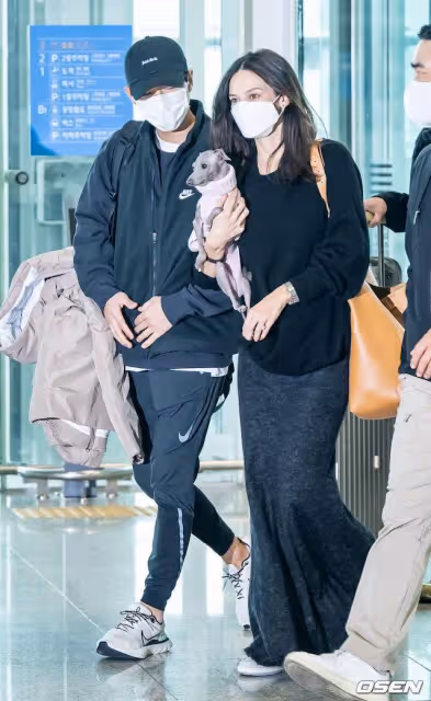 宋仲基帶老婆Katy出國拍戲，Katy孕肚明顯緊貼著宋仲基行走
