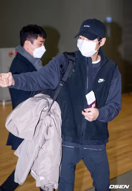 宋仲基帶老婆Katy出國拍戲,Katy孕肚明顯緊貼著宋仲基行走