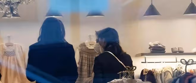 宋仲基帶老婆Katy出國拍戲,Katy孕肚明顯緊貼著宋仲基行走