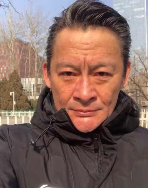 55歲景崗山被嘲喝酒喝廢了！本人罕見回應，滿臉通紅疑再度喝多