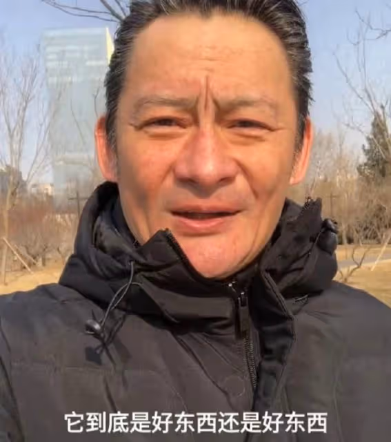 55歲景崗山被嘲喝酒喝廢了！本人罕見回應，滿臉通紅疑再度喝多