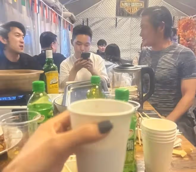 55歲景崗山被嘲喝酒喝廢了！本人罕見回應，滿臉通紅疑再度喝多